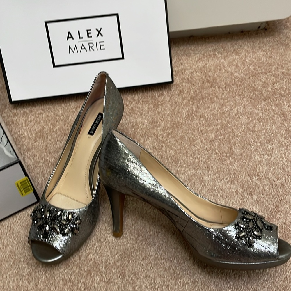 Alfani Juliannah silver embellished pumps size 9M